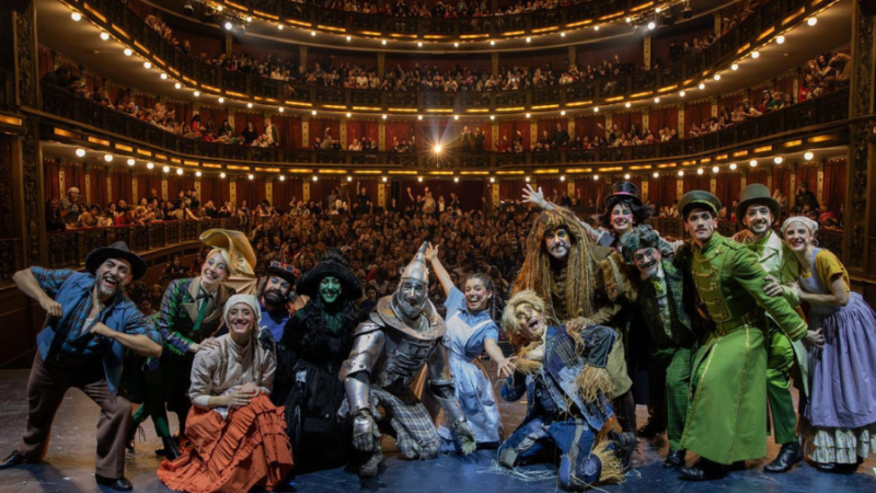 “El Mago de Oz” ovacionado a sala llena en la gala benéfica del Teatro Cervantes